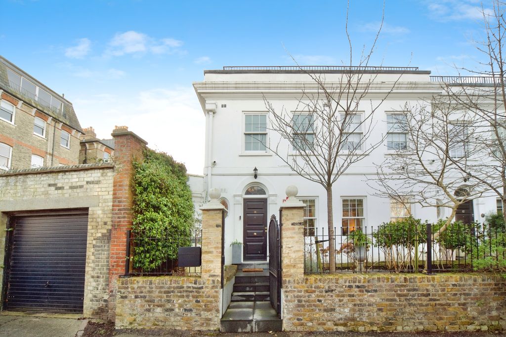 Property photo 1 of 17 11 Squires Mount, Hampstead, London, Nw3 1Ed