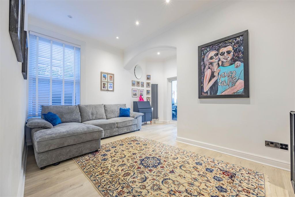 Property photo 3 of 32 Lounge