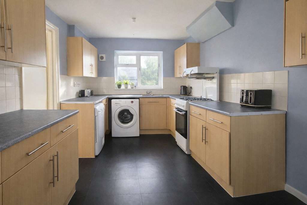 Property photo 3 of 11 Kitchen