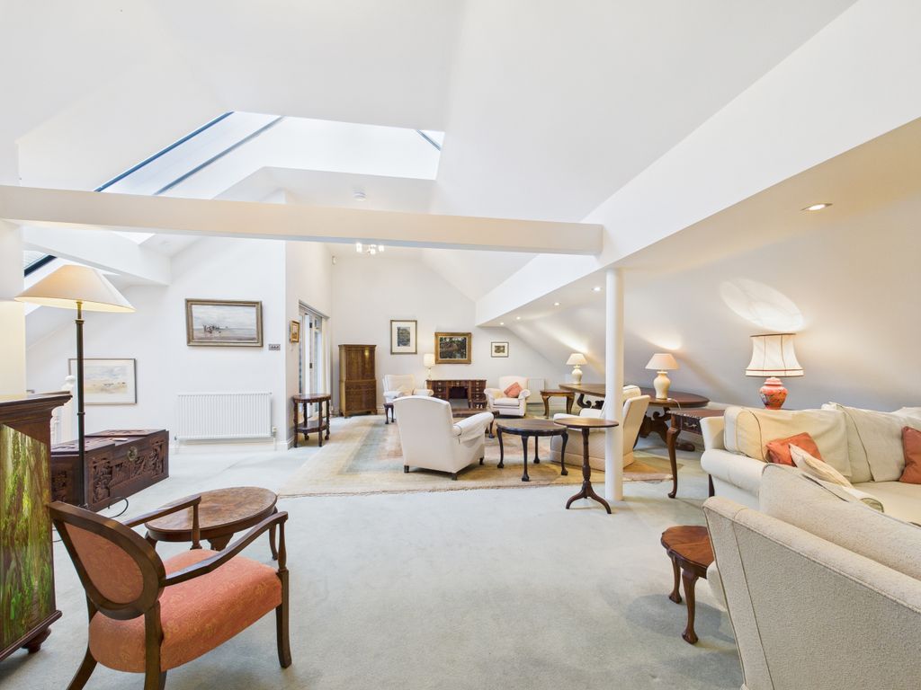 Property photo 3 of 19 Living Room (5)