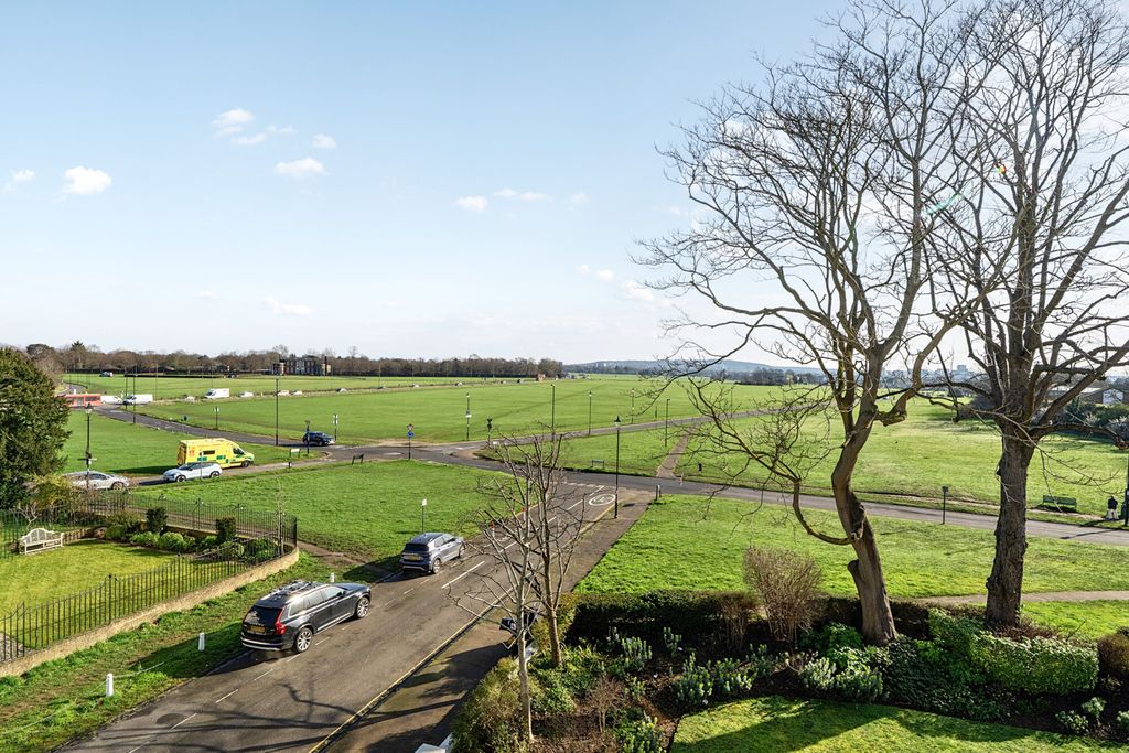 Property photo 3 of 19 Views