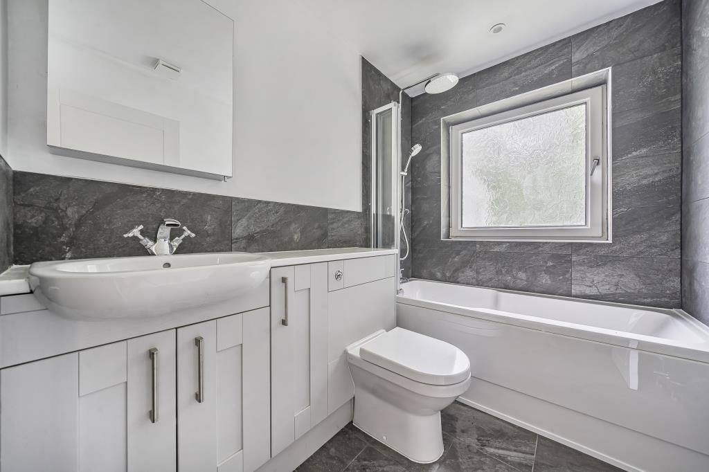 Property photo 2 of 18 Bathroom