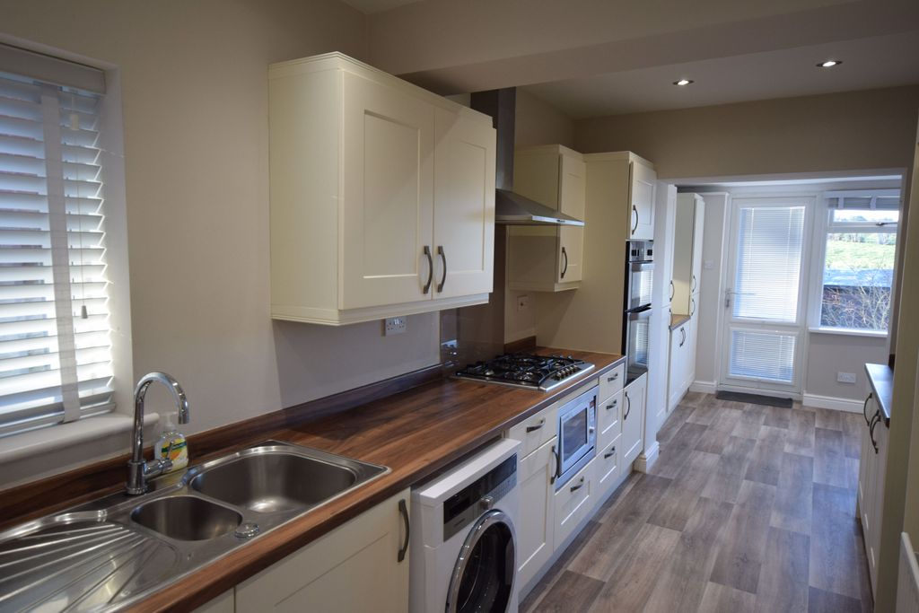 Property photo 3 of 18 Kitchen