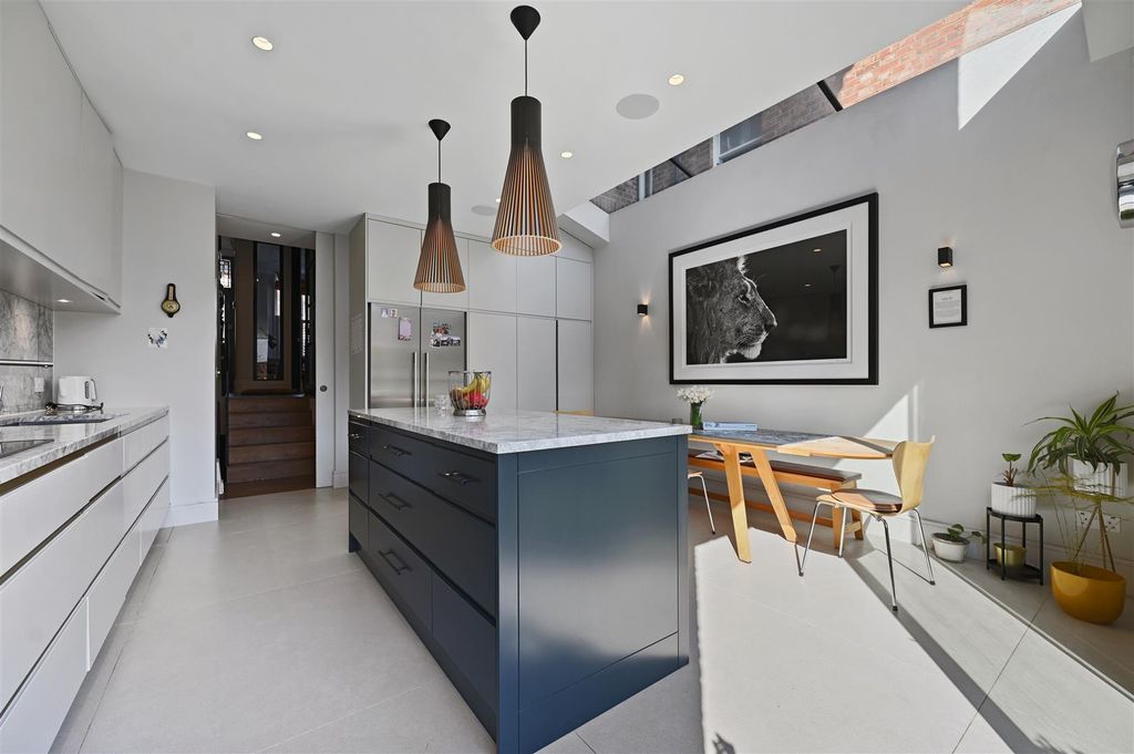 Property photo 2 of 19 Bolingbroke Road