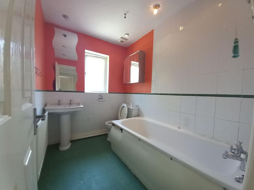 Property photo 3 of 9 12 Drake Close Bathroom.Jpg