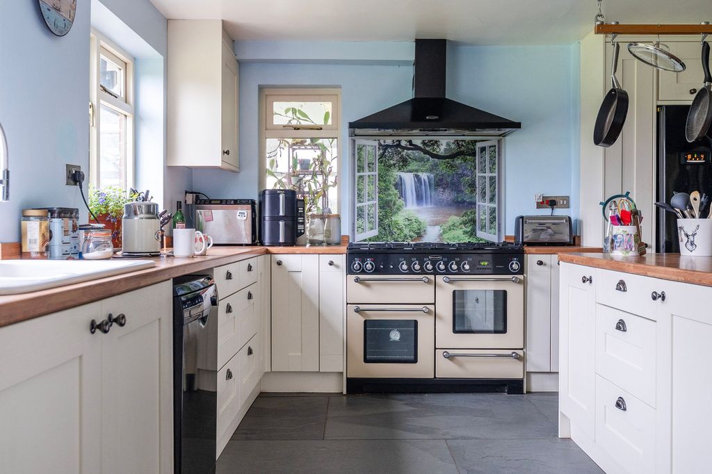 Property photo 3 of 25