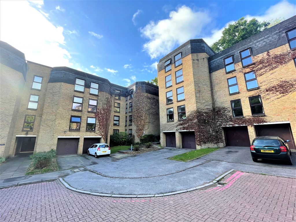 Property photo 1 of 17 Photo 01