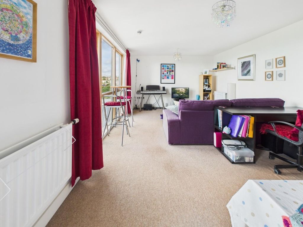 Property photo 2 of 24 Cam01530G0-Pr0330-Still012.Jpg