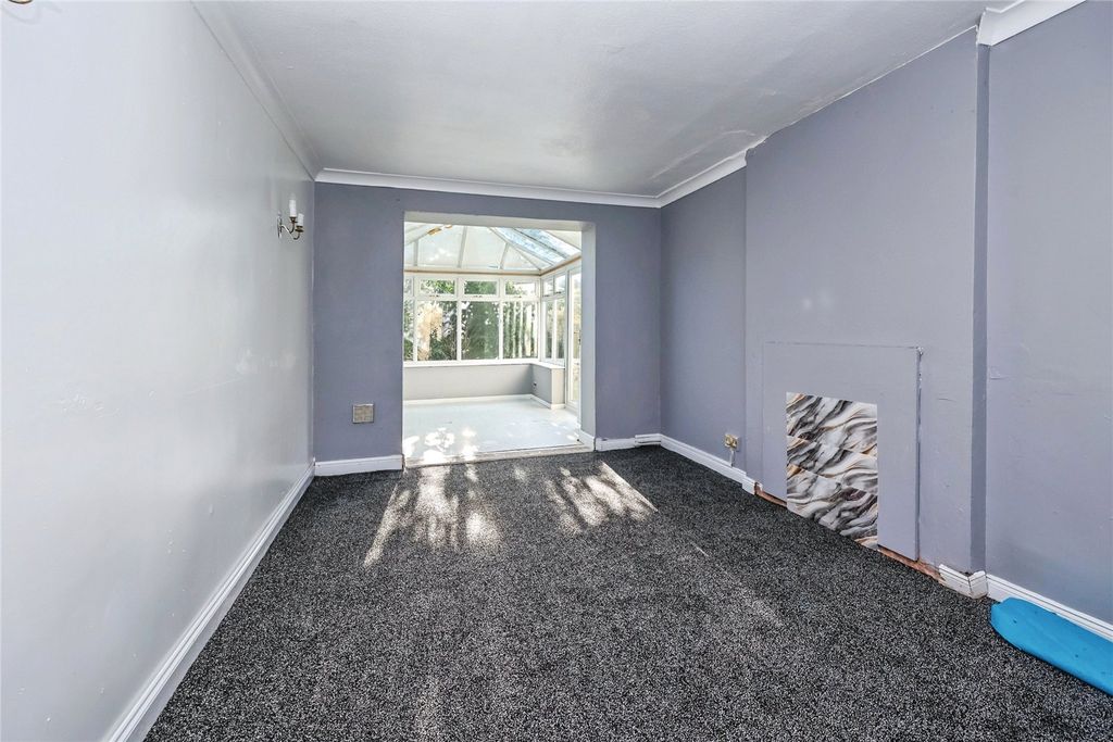 Property photo 3 of 17 Lounge