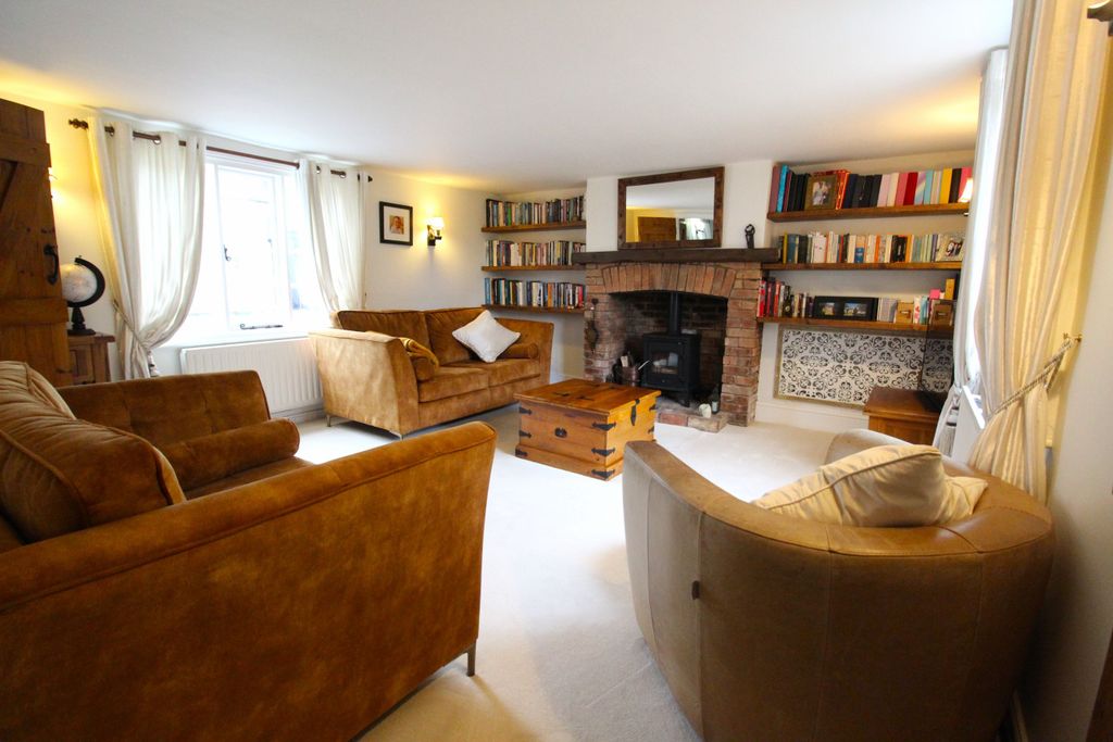 Property photo 3 of 26 Lounge 2