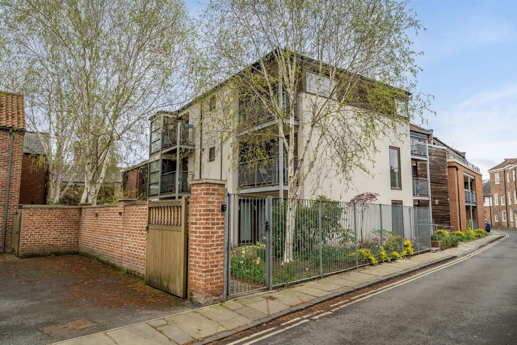 Property photo 1 of 14 External