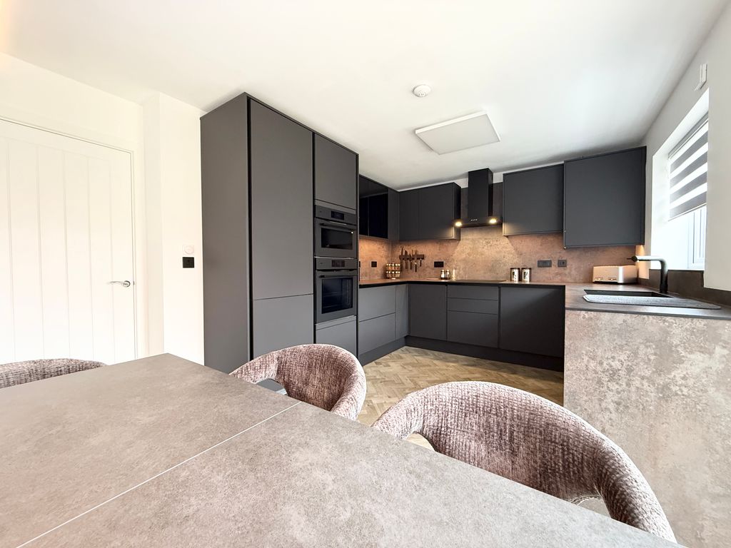 Property photo 3 of 11 Image00003