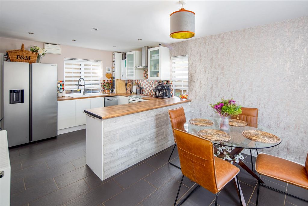 Property photo 3 of 21 08-Kitchen Diner.Jpg