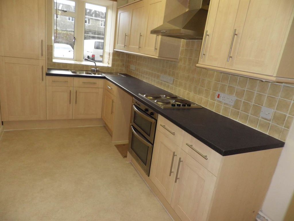 Property photo 2 of 11 Kitchen