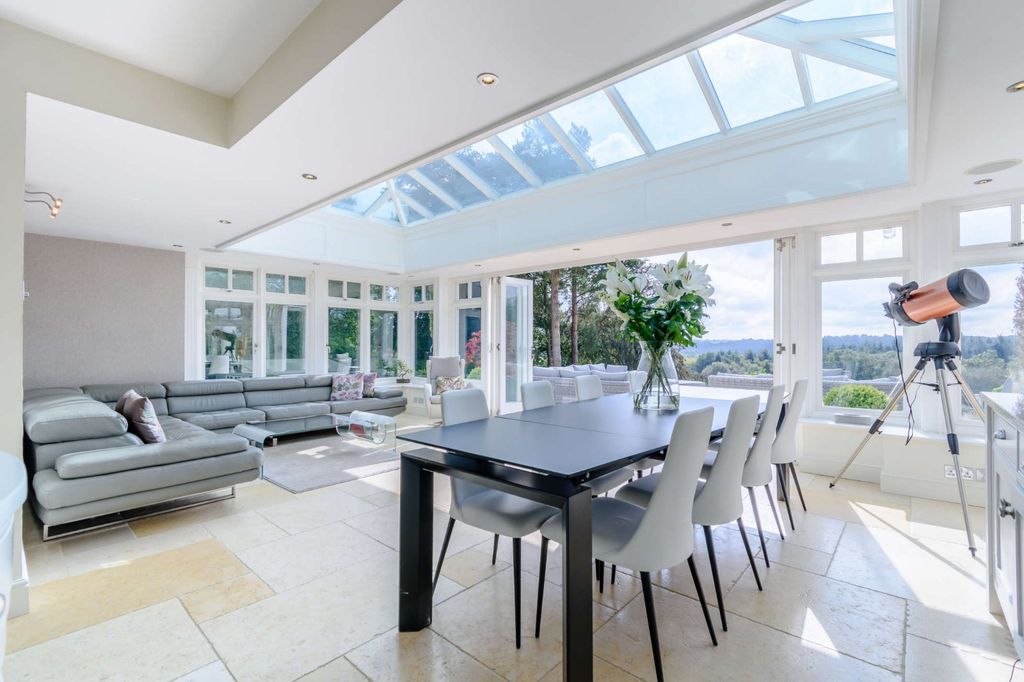 Property photo 3 of 22 Kitchen/Breakfast