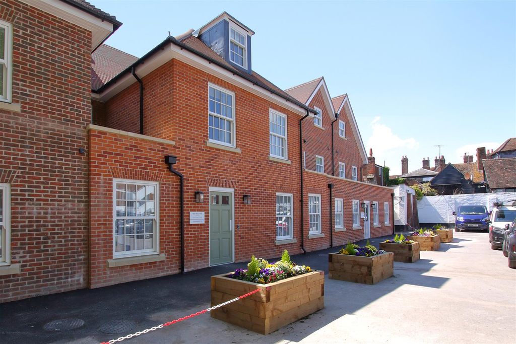 Property photo 1 of 12 White Hart Apartments Ph3.Jpg