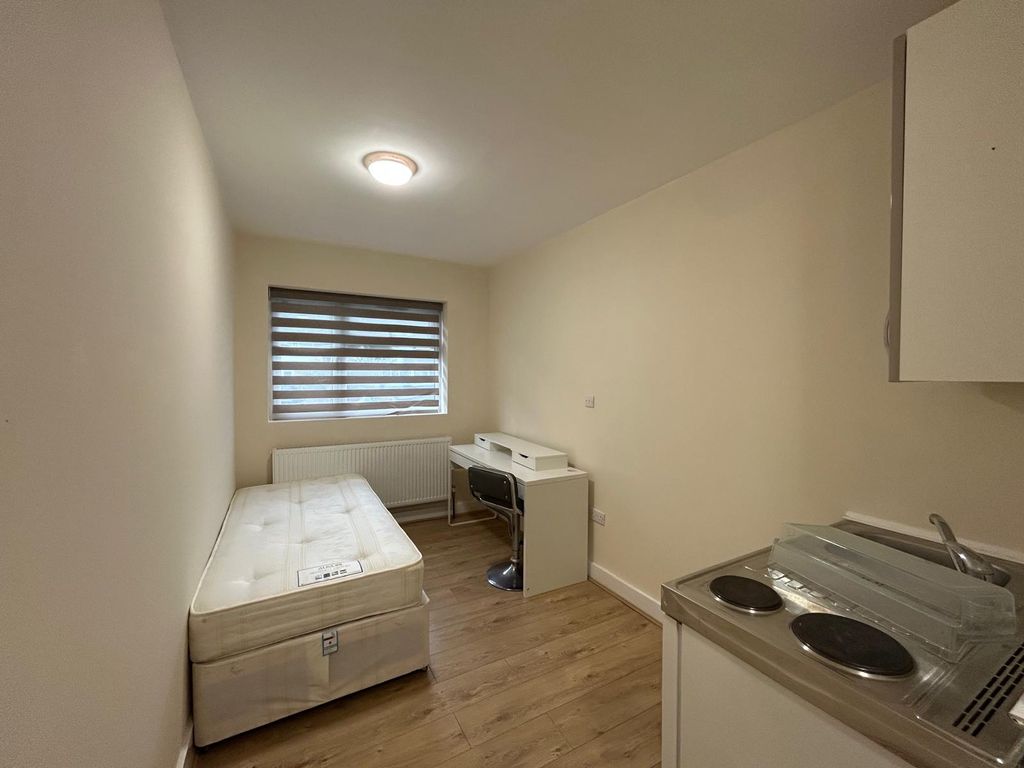 Property photo 1 of 4 1 Bed Studio To Rent Minterne Avenue, Southall Ub2