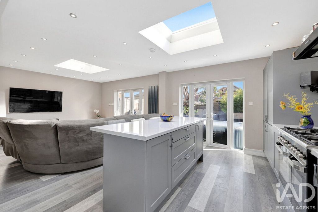 Property photo 2 of 26