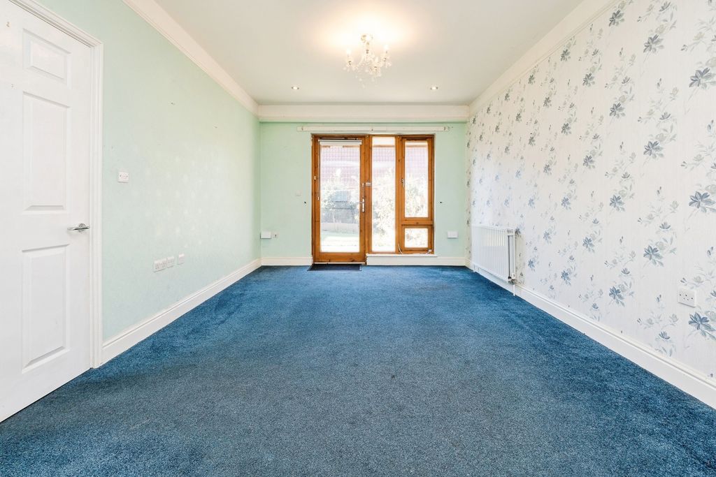 Property photo 3 of 20 Lounge