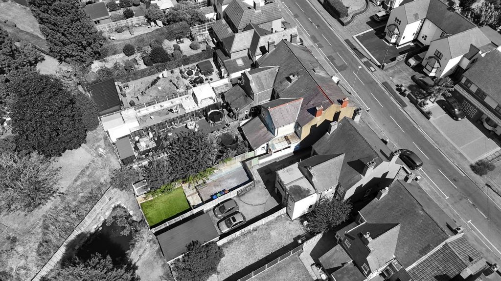 Property photo 2 of 32