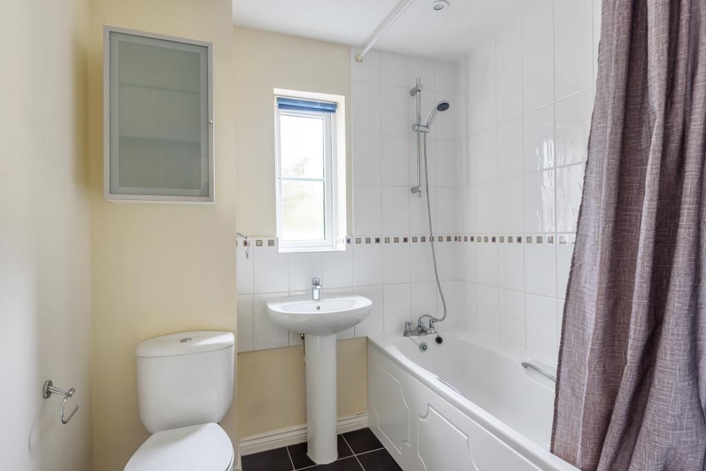 Property photo 3 of 10 Bathroom