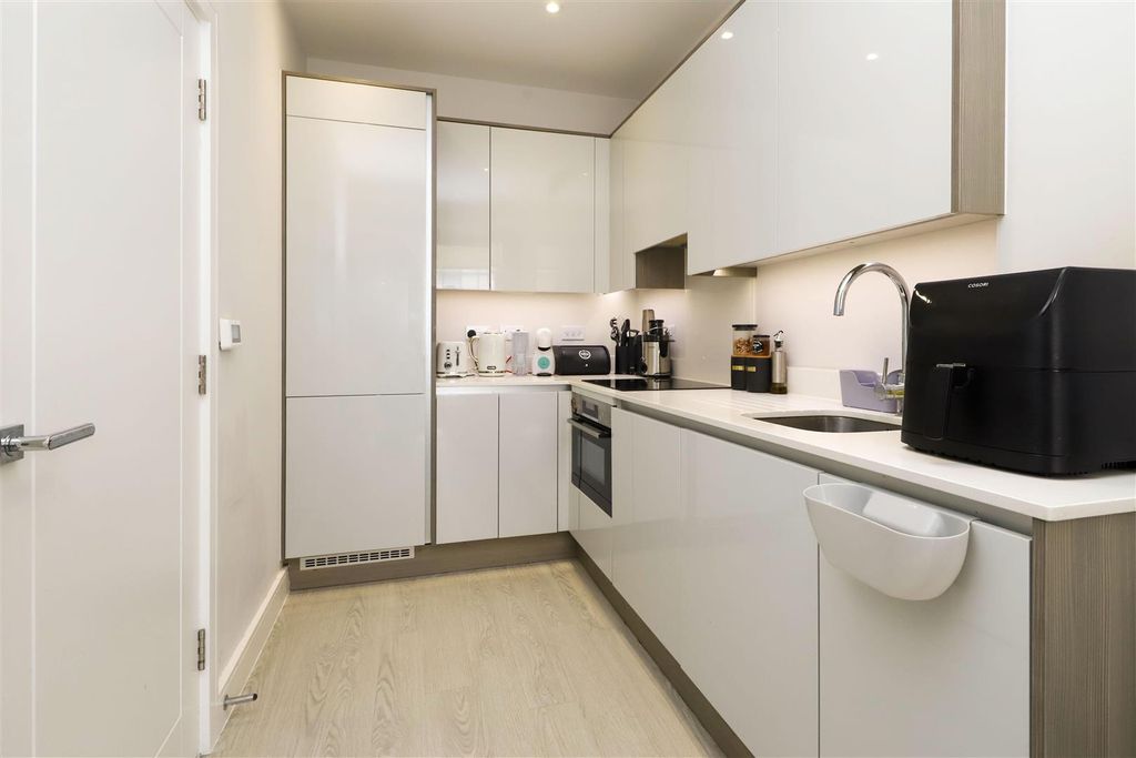 Property photo 2 of 7 Kitchen
