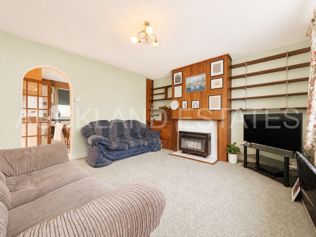 Property photo 3 of 15 Image00013