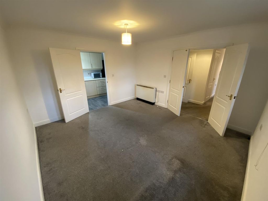 Property photo 3 of 23 Lounge