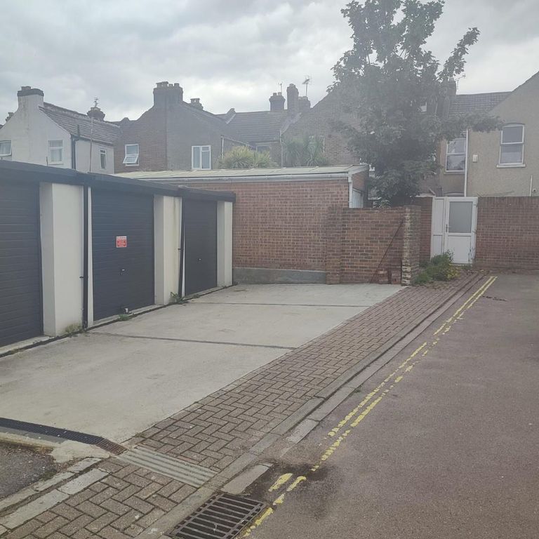 Property photo 2 of 5 Garage 6.Jpg