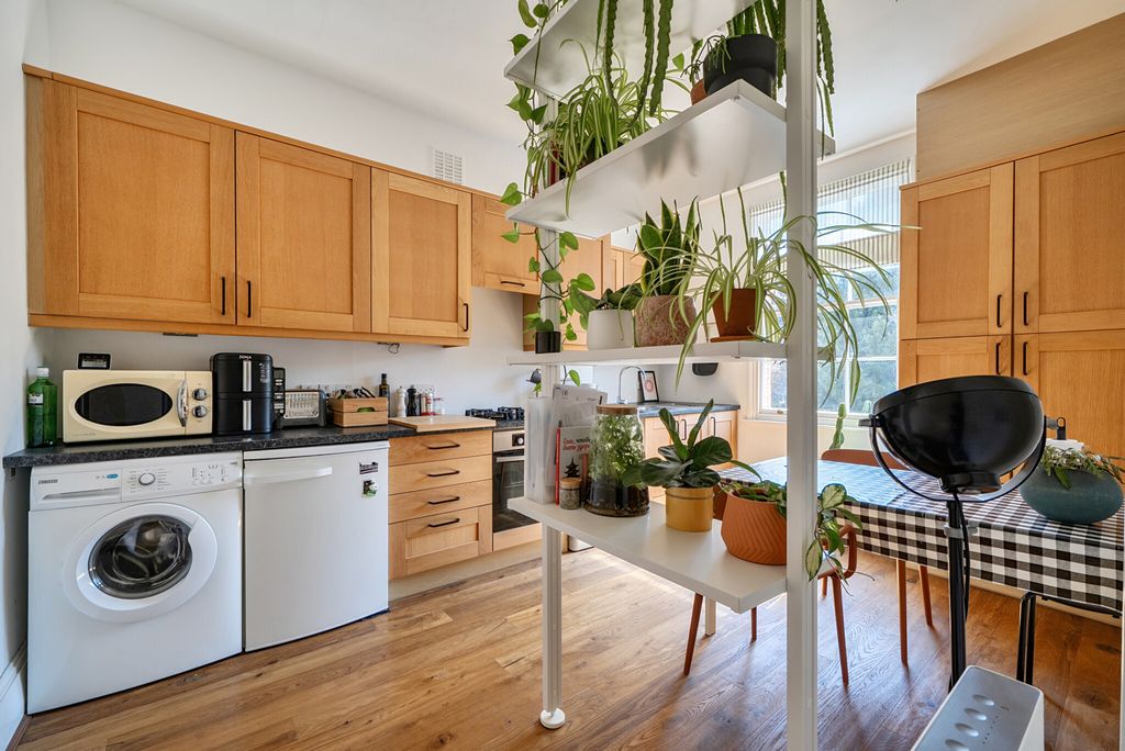 Property photo 3 of 25 1448303-19-69E8Bb...