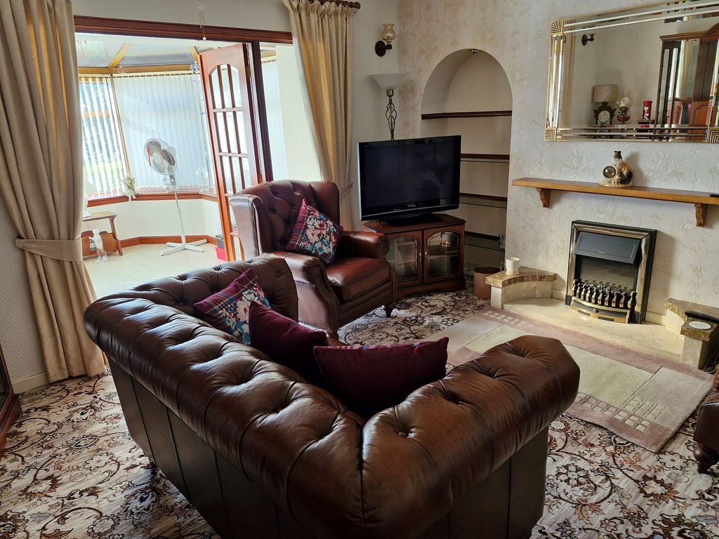 Property photo 3 of 13 Lounge 