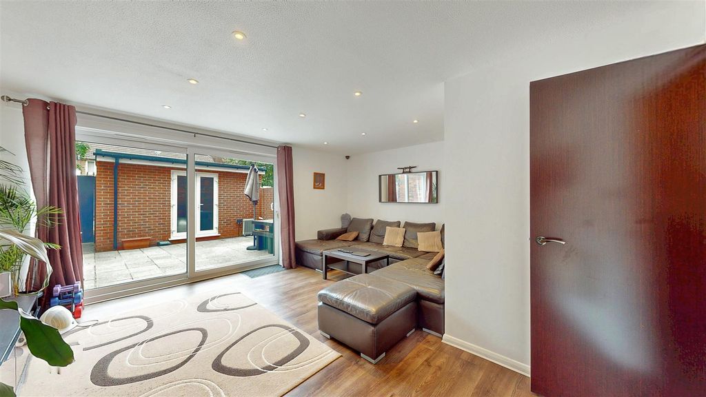 Property photo 3 of 19 Reception - Aspect 2
