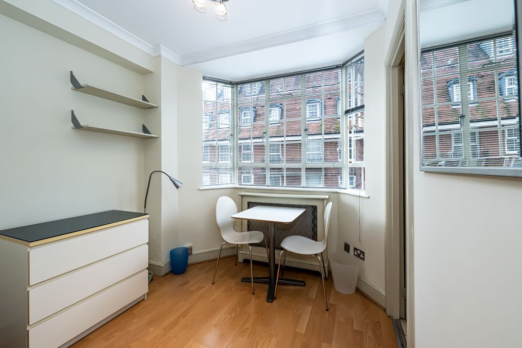 Property photo 2 of 9 Chelsea Cloisters 340-003 Lr