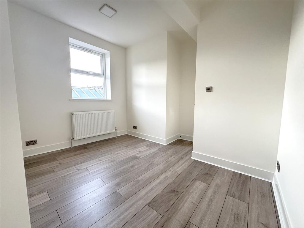 Property photo 2 of 8 Bedroom