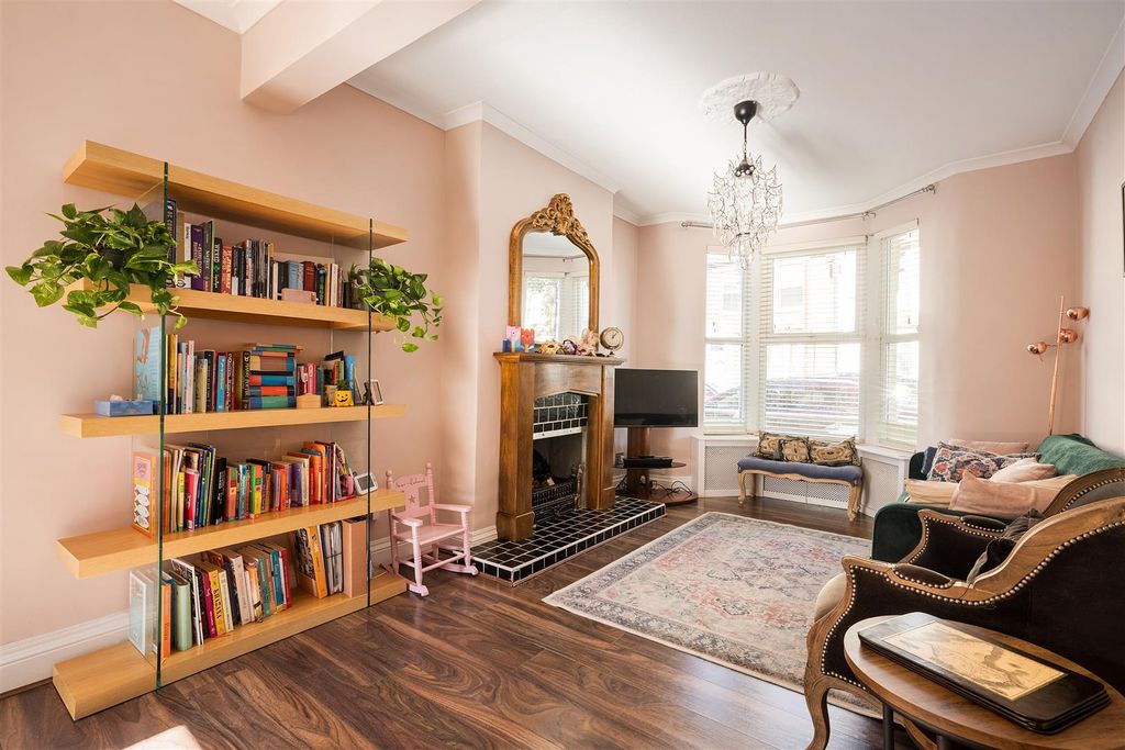 Property photo 2 of 24 Perth Road, E13
