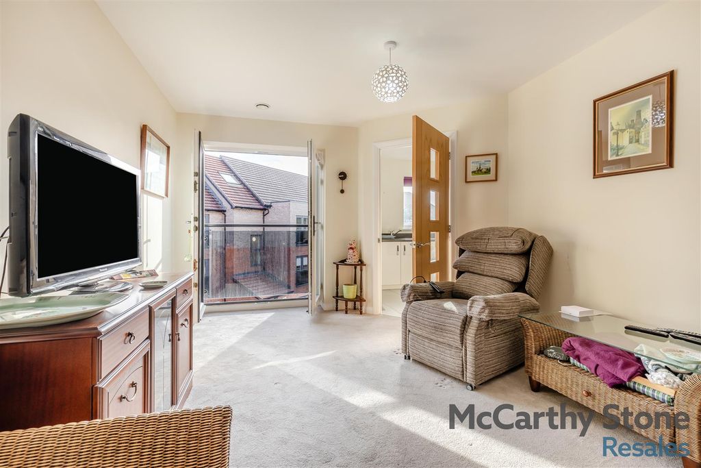 Property photo 2 of 19 8670530-Interior03.Jpg