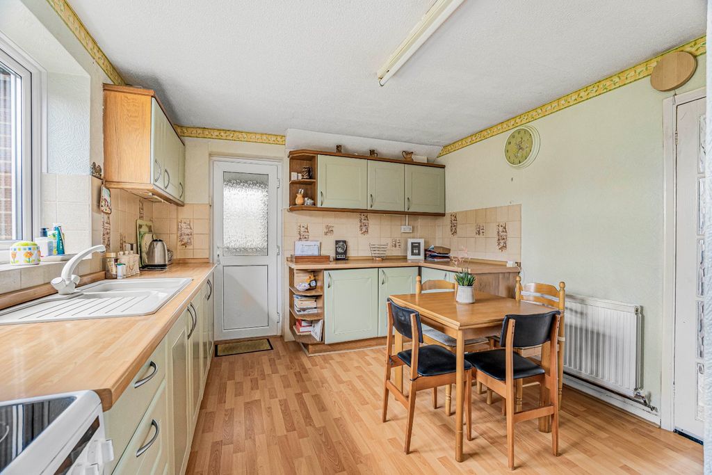 Property photo 3 of 14 Kitchen Breakfast