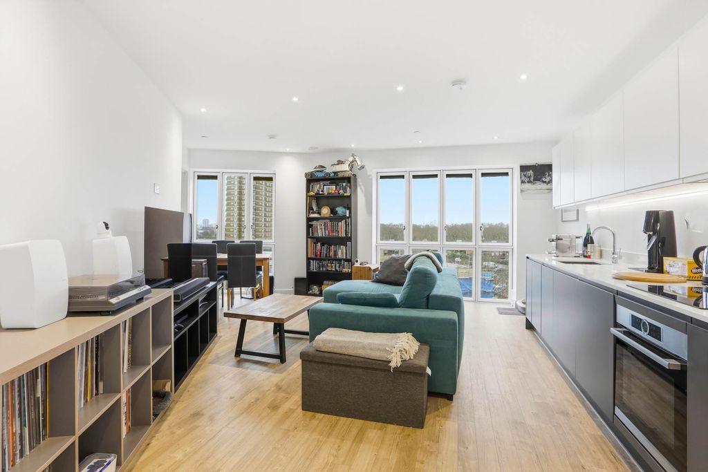 Property photo 2 of 25