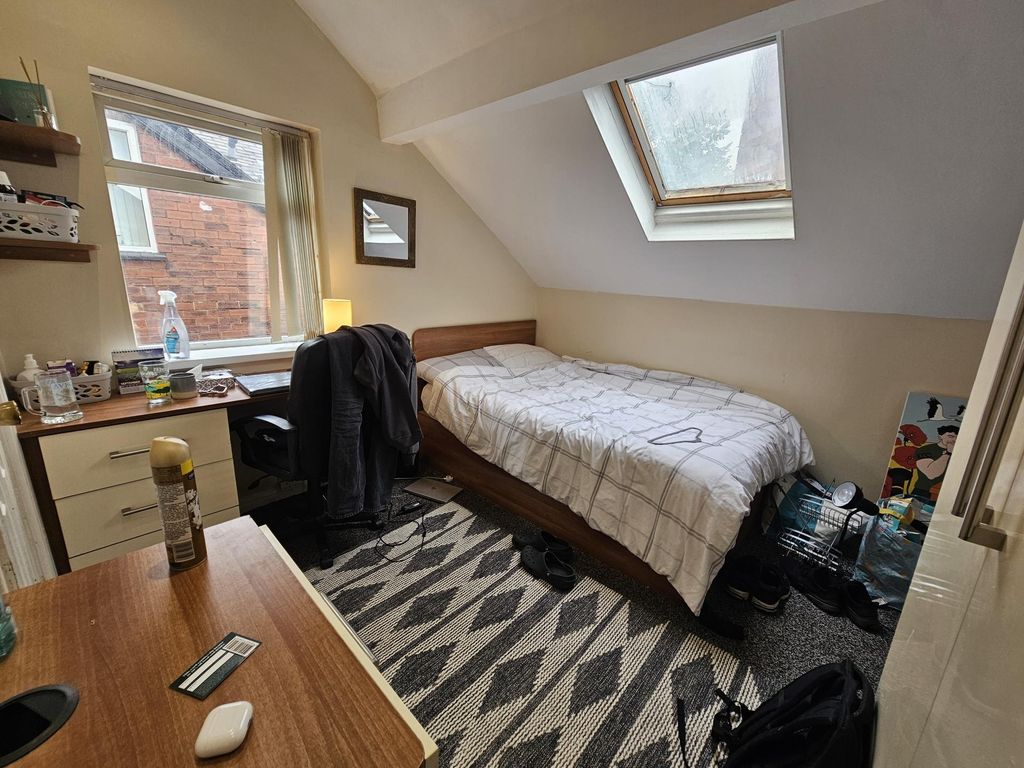 Property photo 2 of 27 A Bright And Well-Maintained Double Bedroom Featur...