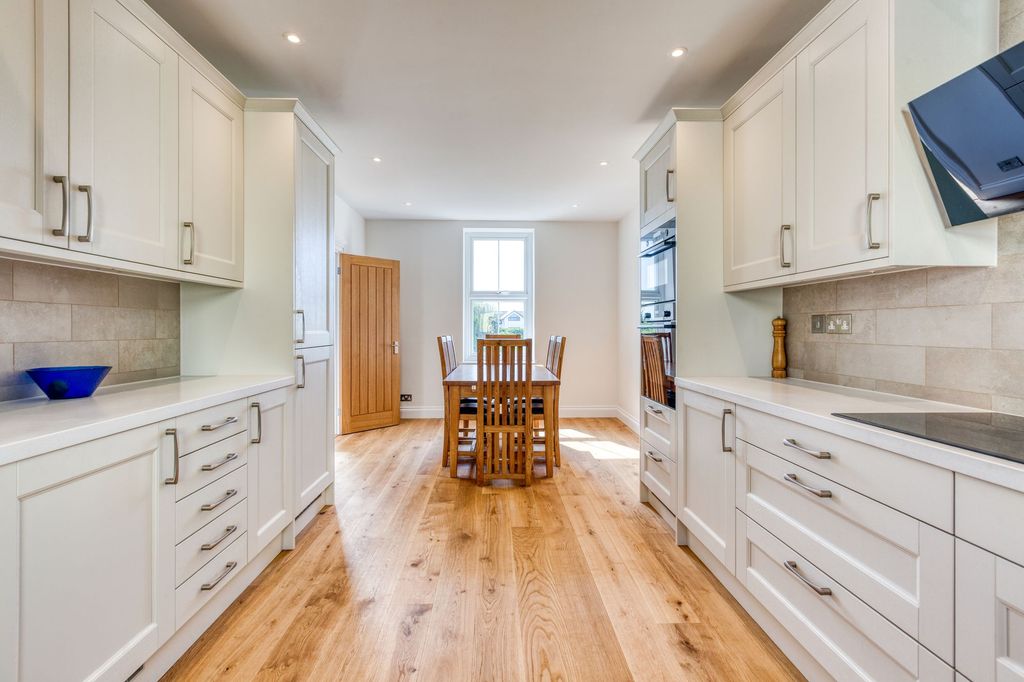 Property photo 2 of 32