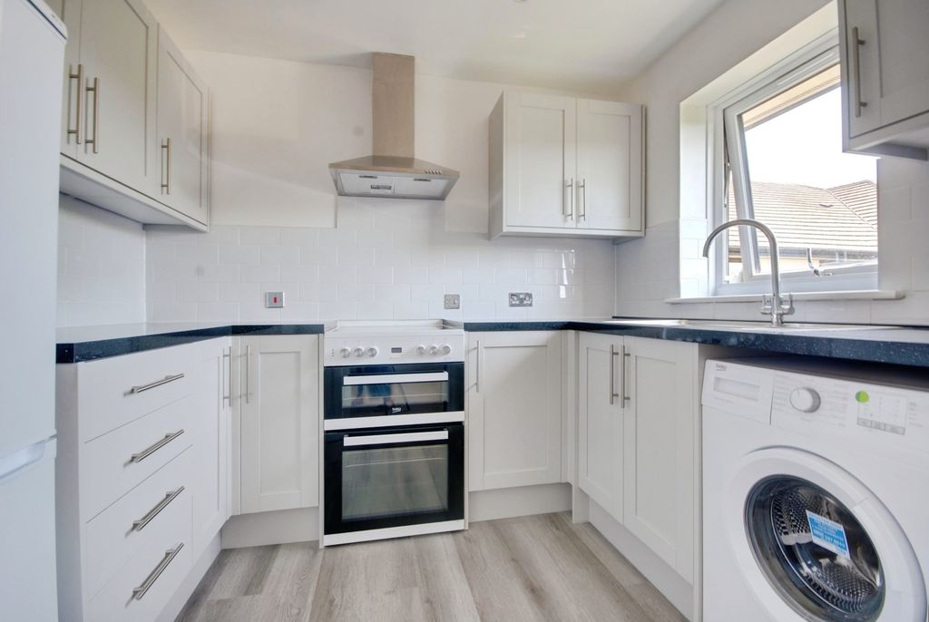 Property photo 2 of 10 Kitchen