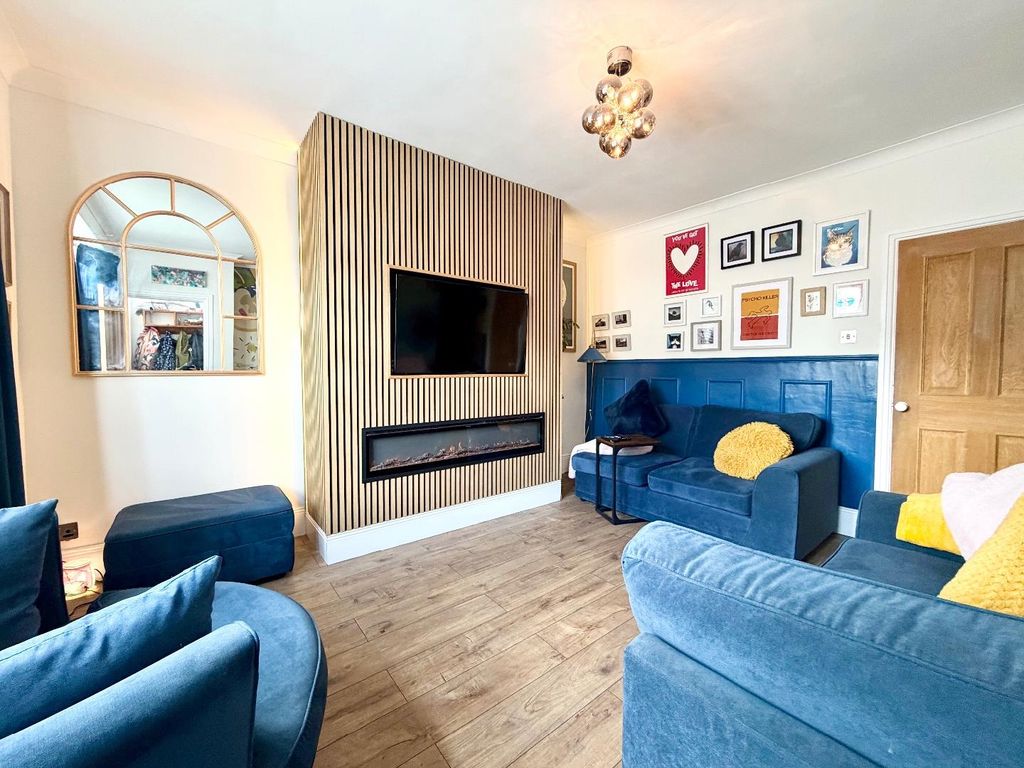Property photo 3 of 13 Lounge