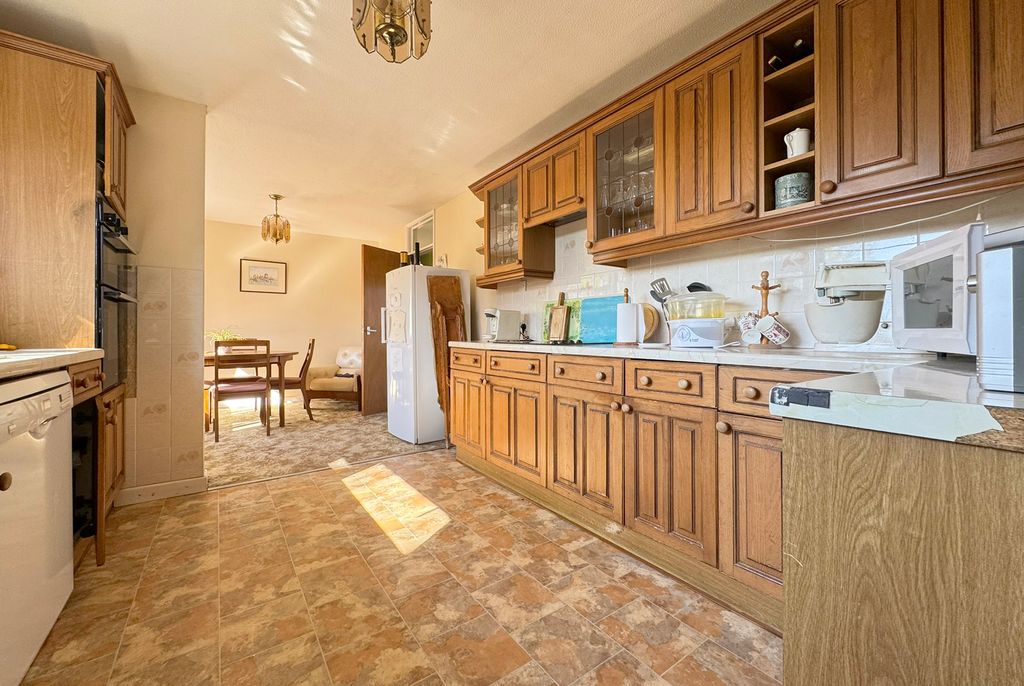 Property photo 3 of 11 Ivanhoe Kitchen