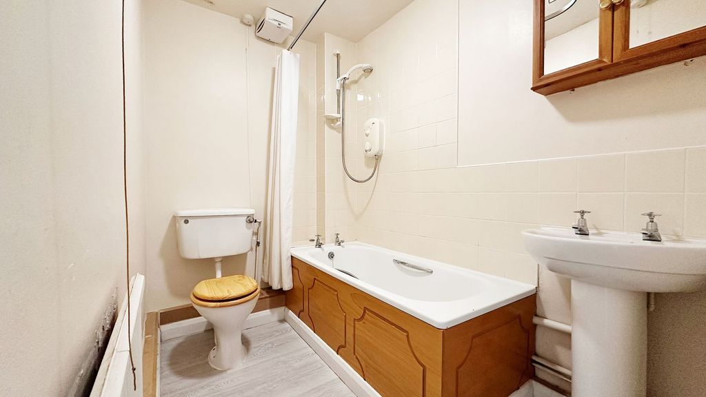 Property photo 3 of 8 Bathroom