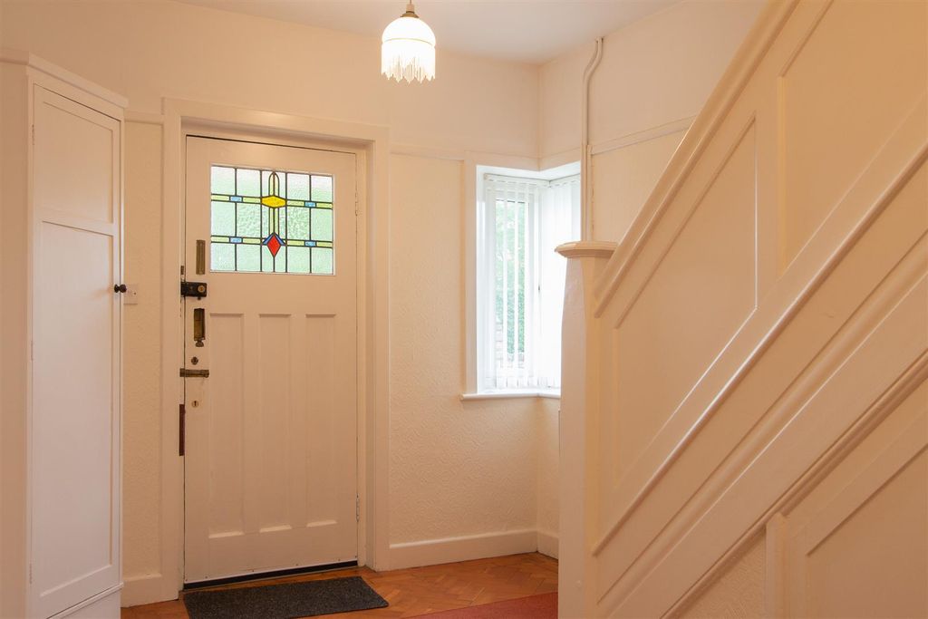Property photo 2 of 20 10 Insole Gardens-11.Jpg