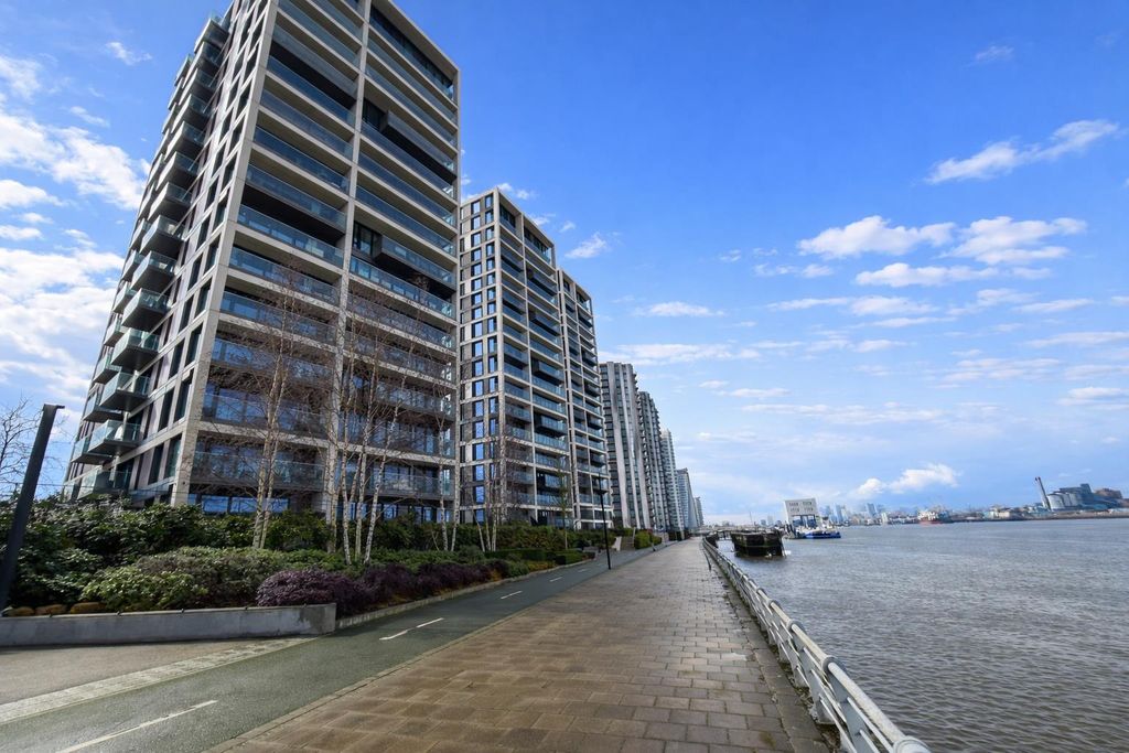 Property photo 1 of 18 Hampton Court, London10.Jpg