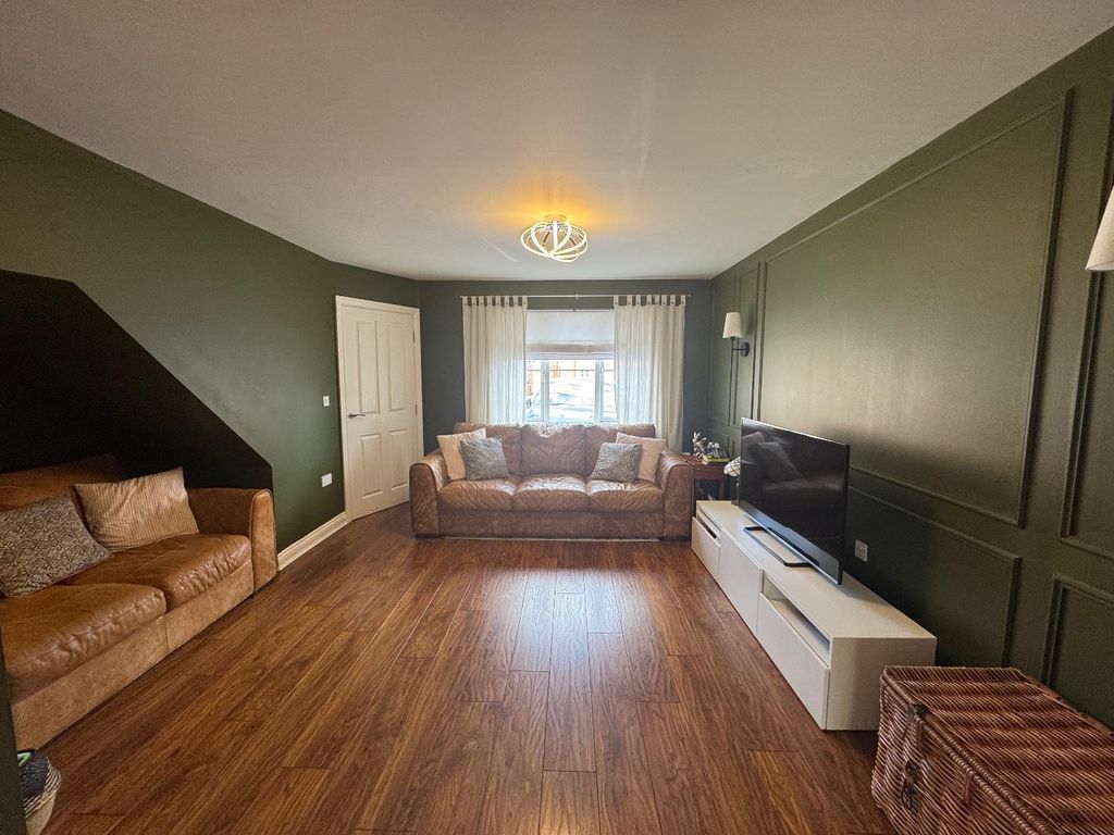 Property photo 3 of 16 Lounge