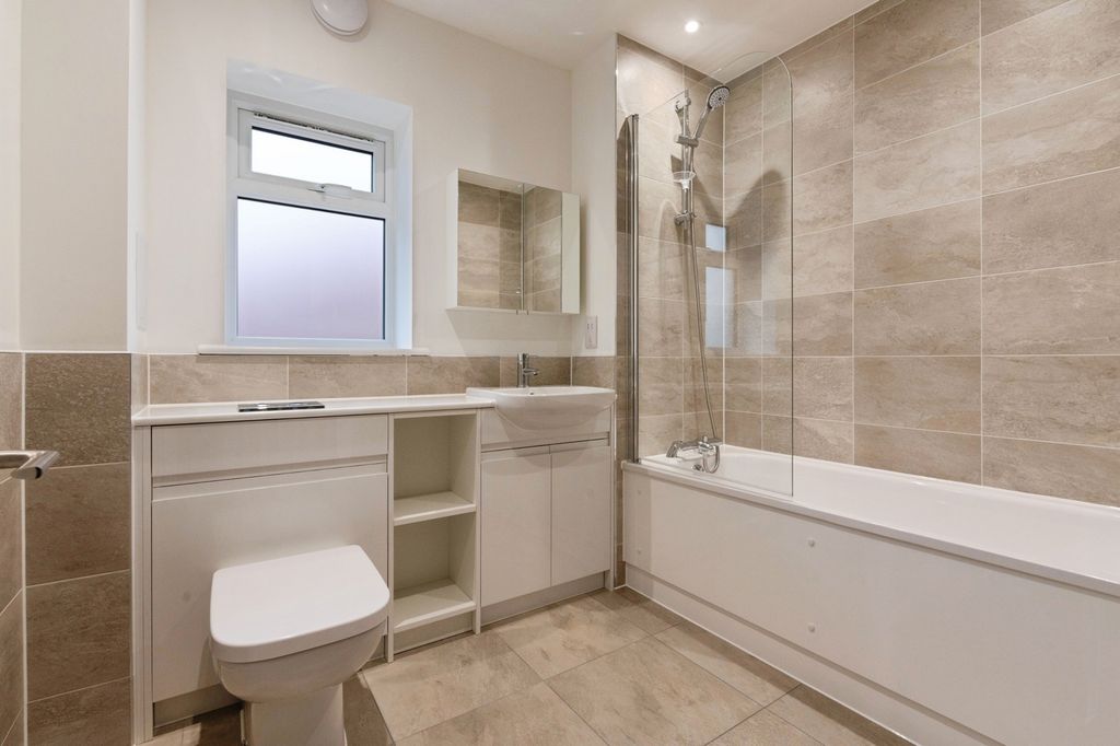 Property photo 2 of 21 Bathroom