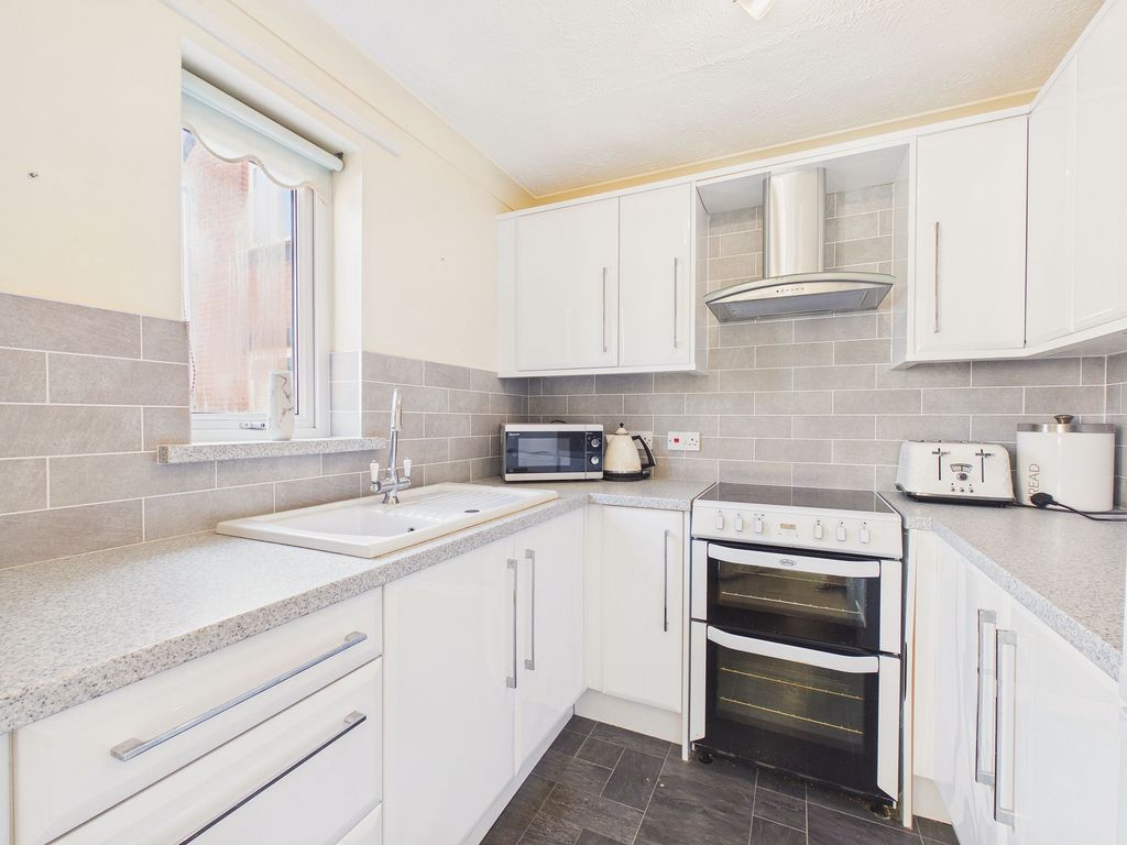 Property photo 3 of 8 Kitchen