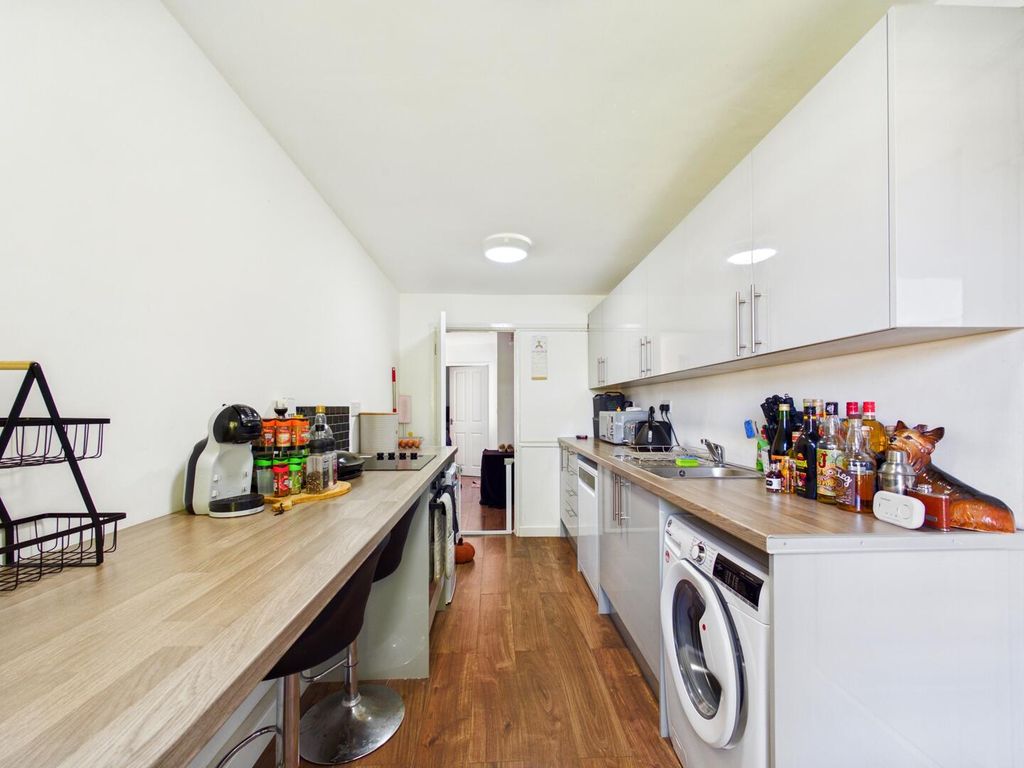 Property photo 3 of 10 Kitchen